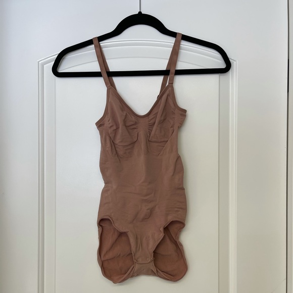 SKIMS Sculpting Bodysuit with Snaps in Sienna Small - Picture 5 of 8